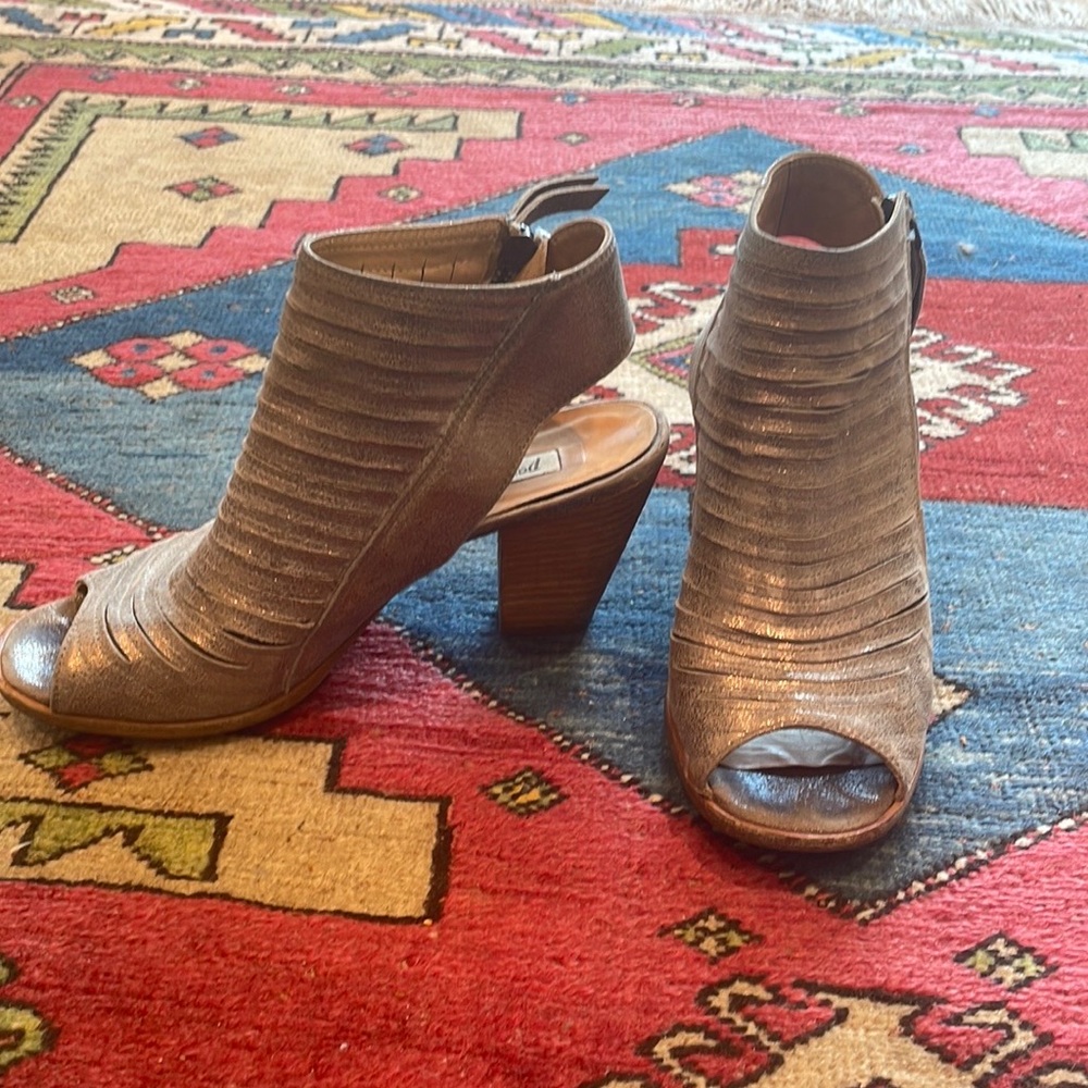 Paul Green Cayanne Peep Toe Silver Shoes Sz 7